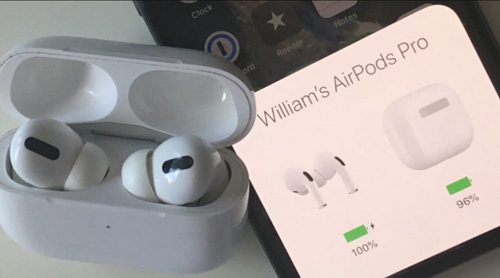 AirPods charging case lights and battery charge status